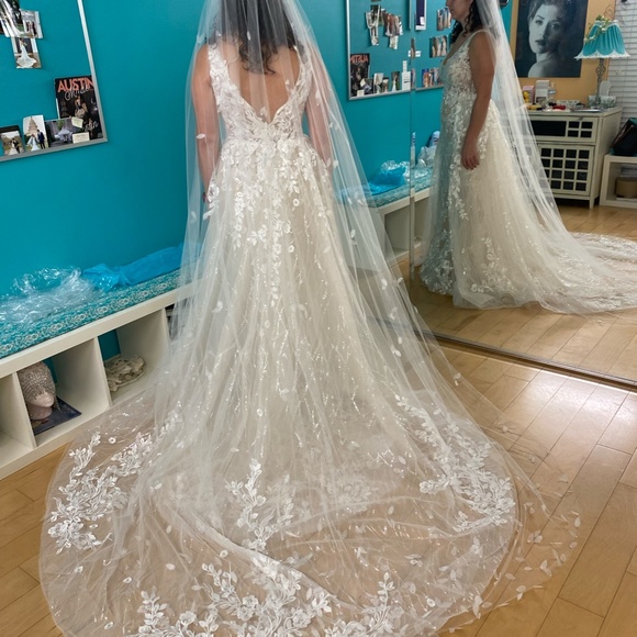 Bridal Veil-100 inches with petals and rhinestones main image 6